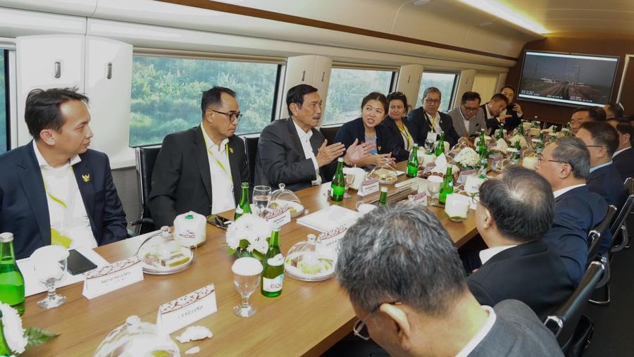 Menteri Kordinator Bidang Maritim dan Investasi RI Luhut Binsar Pandjaitan bersama Perdana Menteri Tiongkok Li Qiang meninjau kesiapan operasional KA Cepat Relasi Jakarta-Bandung di sela-sela kunjungannya ke Indonesia pada 6 September 2023. (Dok. KCIC)