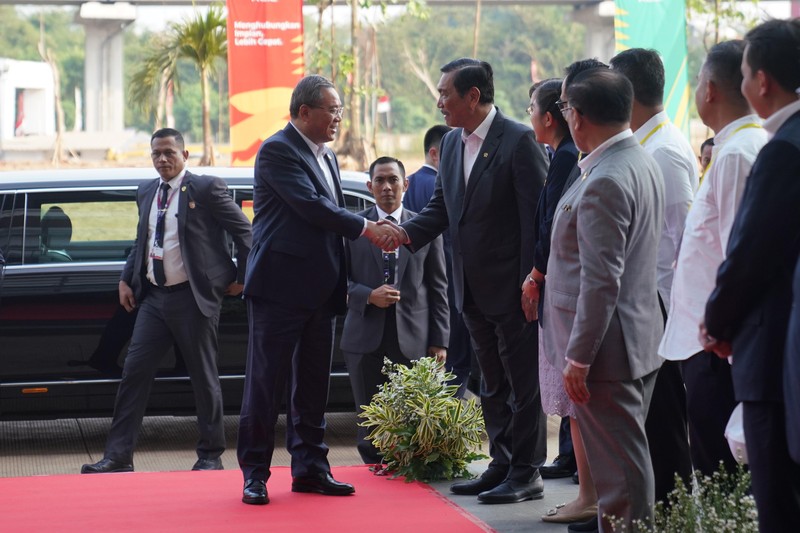 Menteri Kordinator Bidang Maritim dan Investasi RI Luhut Binsar Pandjaitan bersama Perdana Menteri Tiongkok Li Qiang meninjau kesiapan operasional KA Cepat Relasi Jakarta-Bandung di sela-sela kunjungannya ke Indonesia pada 6 September 2023. Menteri Kordinator Bidang Maritim dan Investasi RI Luhut Binsar Pandjaitan bersama Perdana Menteri Tiongkok Li Qiang meninjau kesiapan operasional KA Cepat Relasi Jakarta-Bandung di sela-sela kunjungannya ke Indonesia pada 6 September 2023. (Dok. KCIC)