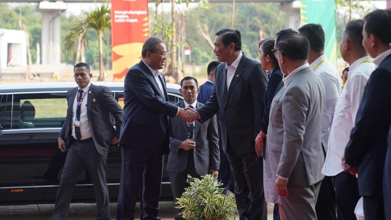 Menteri Kordinator Bidang Maritim dan Investasi RI Luhut Binsar Pandjaitan bersama Perdana Menteri Tiongkok Li Qiang meninjau kesiapan operasional KA Cepat Relasi Jakarta-Bandung di sela-sela kunjungannya ke Indonesia pada 6 September 2023. (Dok. KCIC)