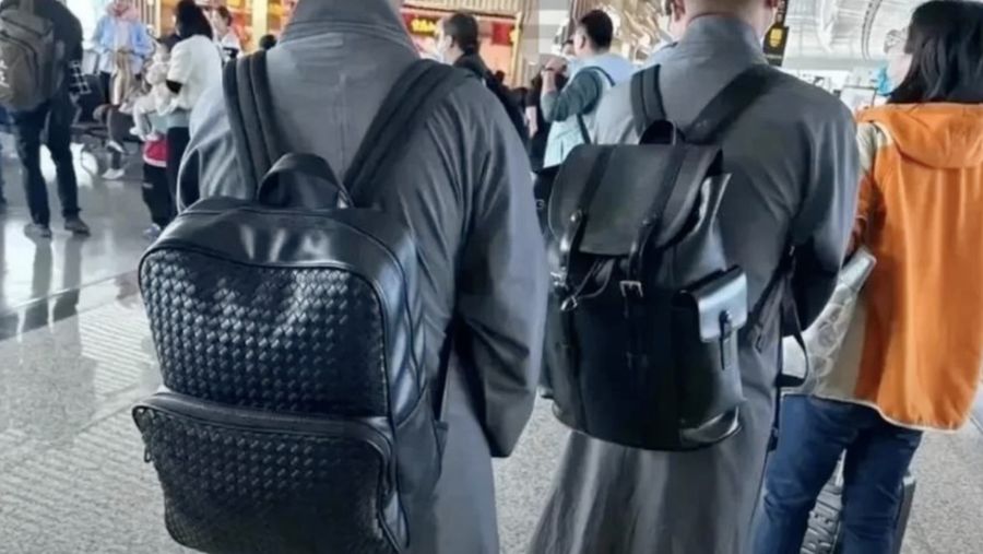 Para biksu dengan ransel mewah. (Tangkapan Layar Youtube 苏老头24小时读中国新闻)
