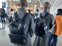 Viral Biksu Pakai Tas Branded di Bandara, Picu Debat Sengit