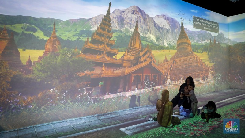 Pengunjung melihat pameran The Magical Korea-ASEAN Cultural Heritage Immersive Experience di Museum Nasional, Jakarta, Kamis (7/9/2023). Pengunjung melihat pameran The Magical Korea-ASEAN Cultural Heritage Immersive Experience di Museum Nasional, Jakarta, Kamis (7/9/2023). (CNBC Indonesia/Faisal Rahman)