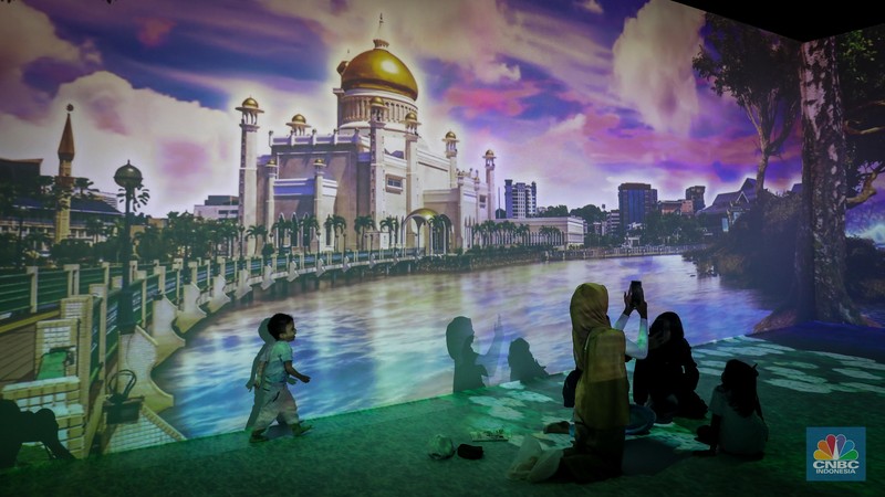Pengunjung melihat pameran The Magical Korea-ASEAN Cultural Heritage Immersive Experience di Museum Nasional, Jakarta, Kamis (7/9/2023). Pengunjung melihat pameran The Magical Korea-ASEAN Cultural Heritage Immersive Experience di Museum Nasional, Jakarta, Kamis (7/9/2023). (CNBC Indonesia/Faisal Rahman)