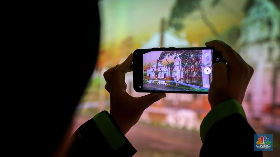 Pengunjung melihat pameran The Magical Korea-ASEAN Cultural Heritage Immersive Experience di Museum Nasional, Jakarta, Kamis (7/9/2023). (CNBC Indonesia/Faisal Rahman)