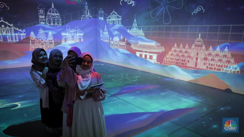 Pengunjung melihat pameran The Magical Korea-ASEAN Cultural Heritage Immersive Experience di Museum Nasional, Jakarta, Kamis (7/9/2023). Pengunjung melihat pameran The Magical Korea-ASEAN Cultural Heritage Immersive Experience di Museum Nasional, Jakarta, Kamis (7/9/2023). (CNBC Indonesia/Faisal Rahman)