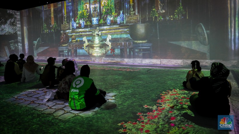 Pengunjung melihat pameran The Magical Korea-ASEAN Cultural Heritage Immersive Experience di Museum Nasional, Jakarta, Kamis (7/9/2023). Pengunjung melihat pameran The Magical Korea-ASEAN Cultural Heritage Immersive Experience di Museum Nasional, Jakarta, Kamis (7/9/2023). (CNBC Indonesia/Faisal Rahman)