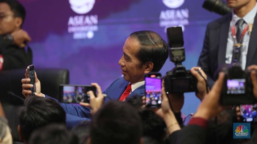 Presiden Joko Widodo (Jokowi) berswafoto dengan wartawan setelah selesai acara KTT ASEAN 2023, Jakarta, Kamis (7/9/2023). (CNBC Indonesia/Tri Susilo)
