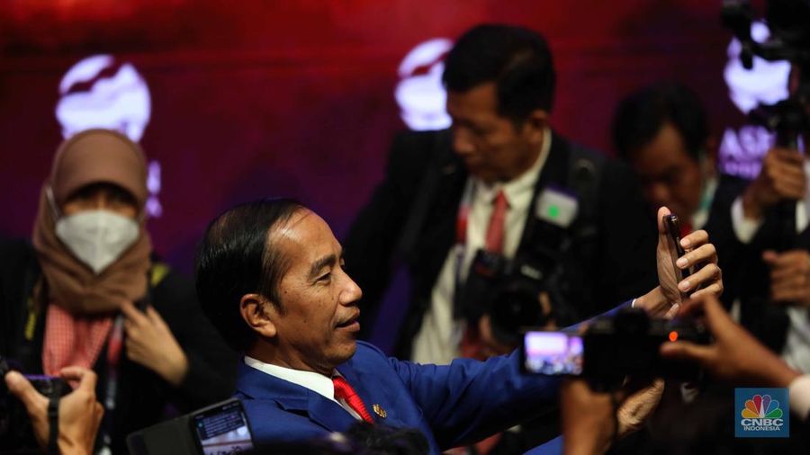 Presiden Joko Widodo (Jokowi) berswafoto dengan wartawan setelah selesai acara KTT ASEAN 2023, Jakarta, Kamis (7/9/2023). (CNBC Indonesia/Tri Susilo)