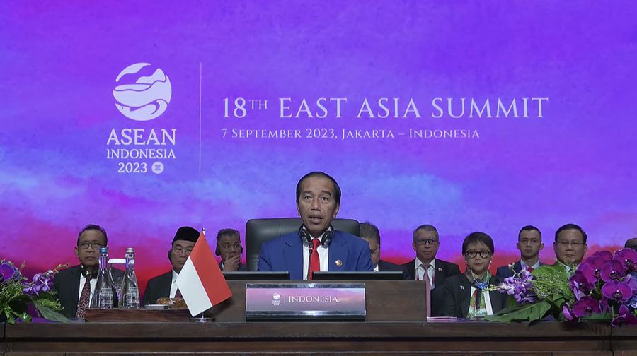 Presiden Joko Widodo saat memberikan pidato pembukaan dalam pertemuan hari ke 3 KTT ASEAN ke - 43. (Tangkapan Layar Youtube Kemkominfo TV)