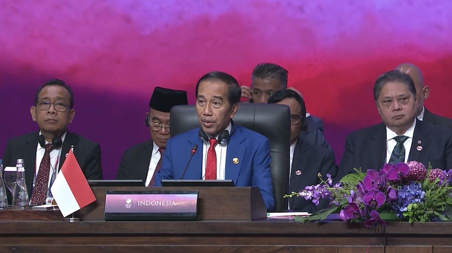 Presiden Joko Widodo saat memberikan pidato pembukaan dalam pertemuan hari ke 3 KTT ASEAN ke - 43. (Tangkapan Layar Youtube Kemkominfo TV)