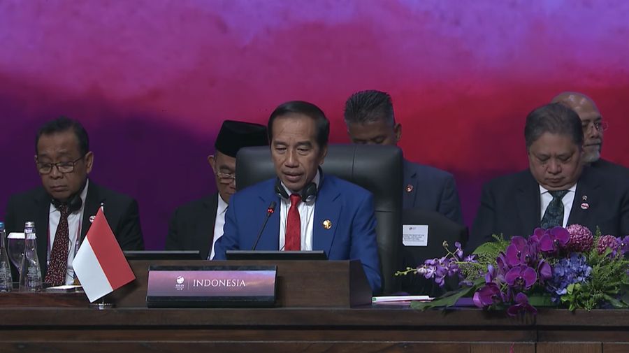 Presiden Joko Widodo saat memberikan pidato pembukaan dalam pertemuan hari ke 3 KTT ASEAN ke - 43. (Tangkapan Layar Youtube Kemkominfo TV)