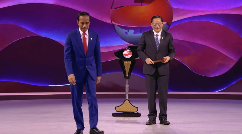 Closing Ceremony of the 43rd ASEAN Summit 2023 The President Joko Widodo (left) hands over the gavel to the Prime Minister of Lao PDR Sonexay Siphandone after the closing speech of the 43rd ASEAN Summit 2023 in Jakarta, Thursday (7/9/2023). Media Center of ASEAN Summit 2023/Zabur Karuru/foc/ratih. *** Local Caption *** Presiden Joko Widodo (kiri) memberikan palu sidang kepada Perdana Menteri Laos Sonexay Siphandone usai pidato penutupan KTT ke-43 ASEAN 2023 di Jakarta, Kamis (7/9/2023). Media Center KTT ASEAN 2023/Zabur Karuru/foc.