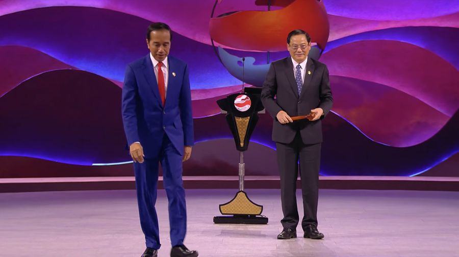 The President Joko Widodo (left) hands over the gavel to the Prime Minister of Lao PDR Sonexay Siphandone after the closing speech of the 43rd ASEAN Summit 2023 in Jakarta, Thursday (7/9/2023). Media Center of ASEAN Summit 2023/Zabur Karuru/foc/ratih.  *** Local Caption *** Presiden Joko Widodo (kiri) memberikan palu sidang kepada Perdana Menteri Laos Sonexay Siphandone usai pidato penutupan KTT ke-43 ASEAN 2023 di Jakarta, Kamis (7/9/2023). Media Center KTT ASEAN 2023/Zabur Karuru/foc.