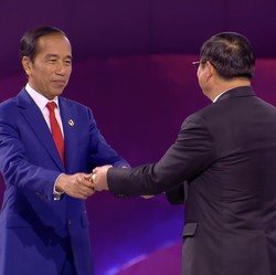 KTT ASEAN Resmi Ditutup, Jokowi Serahkan Palu ASEAN ke Laos