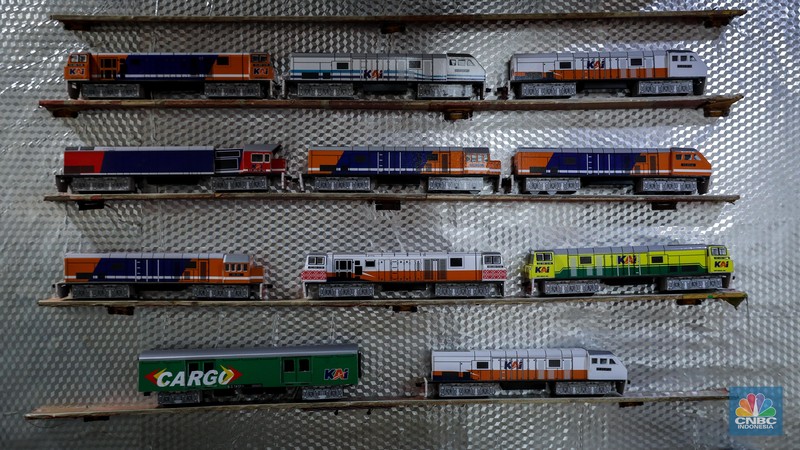 Bermodalkan kios kecil yang berlokasi tidak jauh dari Stasiun Manggarai, Iskandar (55), seorang seniman miniatur kereta api menjual miniatur kereta api buatannya. (CNBC Indonesia/Faisal Rahman)