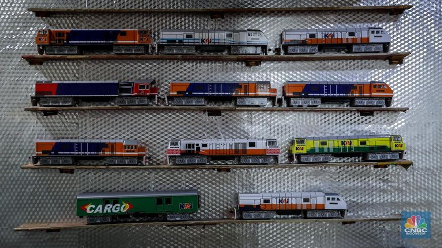 Bermodalkan kios kecil yang berlokasi tidak jauh dari Stasiun Manggarai, Iskandar (55), seorang seniman miniatur kereta api menjual miniatur kereta api buatannya. (CNBC Indonesia/Faisal Rahman)