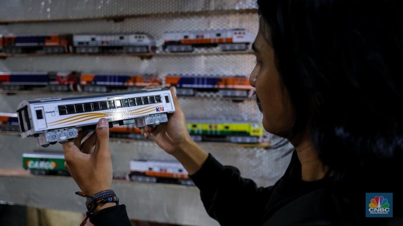 Bermodalkan kios kecil yang berlokasi tidak jauh dari Stasiun Manggarai, Iskandar (55), seorang seniman miniatur kereta api menjual miniatur kereta api buatannya. (CNBC Indonesia/Faisal Rahman)