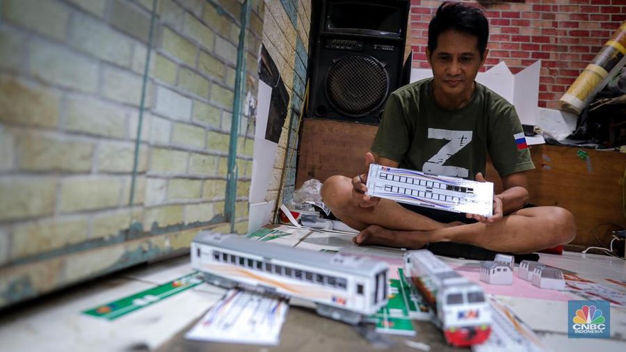Bermodalkan kios kecil yang berlokasi tidak jauh dari Stasiun Manggarai, Iskandar (55), seorang seniman miniatur kereta api menjual miniatur kereta api buatannya. (CNBC Indonesia/Faisal Rahman)