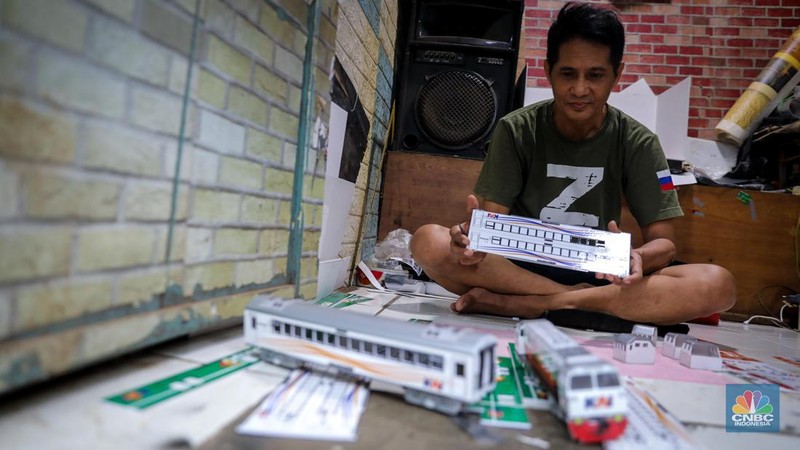Bermodalkan kios kecil yang berlokasi tidak jauh dari Stasiun Manggarai, Iskandar (55), seorang seniman miniatur kereta api menjual miniatur kereta api buatannya. (CNBC Indonesia/Faisal Rahman)