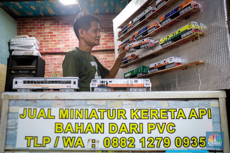 Bermodalkan kios kecil yang berlokasi tidak jauh dari Stasiun Manggarai, Iskandar (55), seorang seniman miniatur kereta api menjual miniatur kereta api buatannya. (CNBC Indonesia/Faisal Rahman)