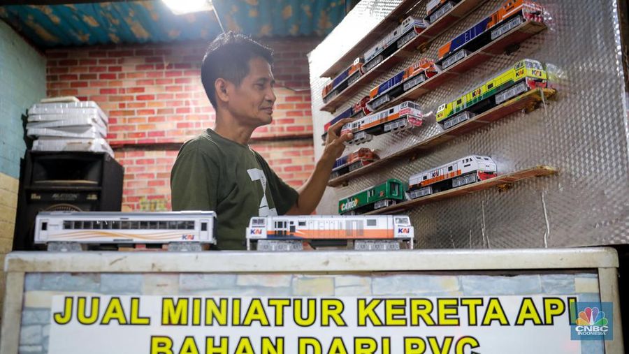 Bermodalkan kios kecil yang berlokasi tidak jauh dari Stasiun Manggarai, Iskandar (55), seorang seniman miniatur kereta api menjual miniatur kereta api buatannya. (CNBC Indonesia/Faisal Rahman)