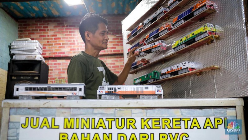 Bermodalkan kios kecil yang berlokasi tidak jauh dari Stasiun Manggarai, Iskandar (55), seorang seniman miniatur kereta api menjual miniatur kereta api buatannya. (CNBC Indonesia/Faisal Rahman)