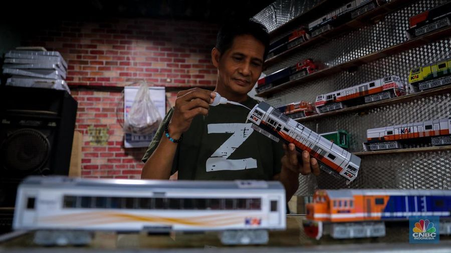 Bermodalkan kios kecil yang berlokasi tidak jauh dari Stasiun Manggarai, Iskandar (55), seorang seniman miniatur kereta api menjual miniatur kereta api buatannya. (CNBC Indonesia/Faisal Rahman)