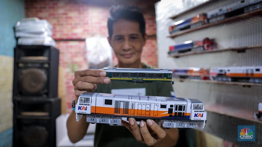 Bermodalkan kios kecil yang berlokasi tidak jauh dari Stasiun Manggarai, Iskandar (55), seorang seniman miniatur kereta api menjual miniatur kereta api buatannya. (CNBC Indonesia/Faisal Rahman)