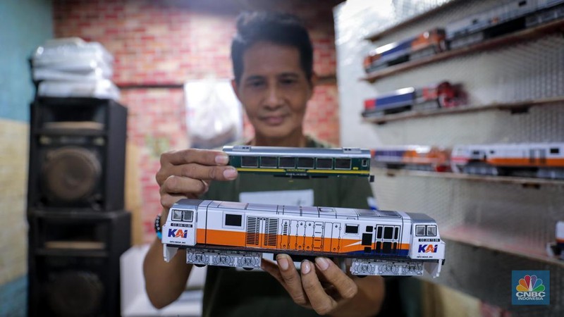 Bermodalkan kios kecil yang berlokasi tidak jauh dari Stasiun Manggarai, Iskandar (55), seorang seniman miniatur kereta api menjual miniatur kereta api buatannya. (CNBC Indonesia/Faisal Rahman)
