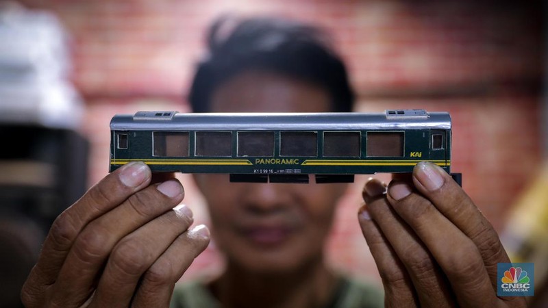 Bermodalkan kios kecil yang berlokasi tidak jauh dari Stasiun Manggarai, Iskandar (55), seorang seniman miniatur kereta api menjual miniatur kereta api buatannya. (CNBC Indonesia/Faisal Rahman)