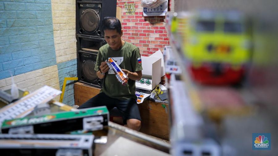 Bermodalkan kios kecil yang berlokasi tidak jauh dari Stasiun Manggarai, Iskandar (55), seorang seniman miniatur kereta api menjual miniatur kereta api buatannya. (CNBC Indonesia/Faisal Rahman)