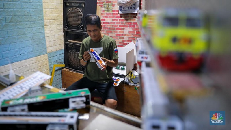 Bermodalkan kios kecil yang berlokasi tidak jauh dari Stasiun Manggarai, Iskandar (55), seorang seniman miniatur kereta api menjual miniatur kereta api buatannya. (CNBC Indonesia/Faisal Rahman)