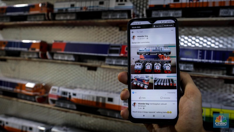 Bermodalkan kios kecil yang berlokasi tidak jauh dari Stasiun Manggarai, Iskandar (55), seorang seniman miniatur kereta api menjual miniatur kereta api buatannya. (CNBC Indonesia/Faisal Rahman)