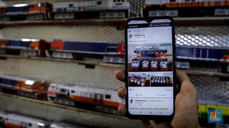 Bermodalkan kios kecil yang berlokasi tidak jauh dari Stasiun Manggarai, Iskandar (55), seorang seniman miniatur kereta api menjual miniatur kereta api buatannya. (CNBC Indonesia/Faisal Rahman)