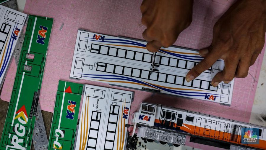 Bermodalkan kios kecil yang berlokasi tidak jauh dari Stasiun Manggarai, Iskandar (55), seorang seniman miniatur kereta api menjual miniatur kereta api buatannya. (CNBC Indonesia/Faisal Rahman)