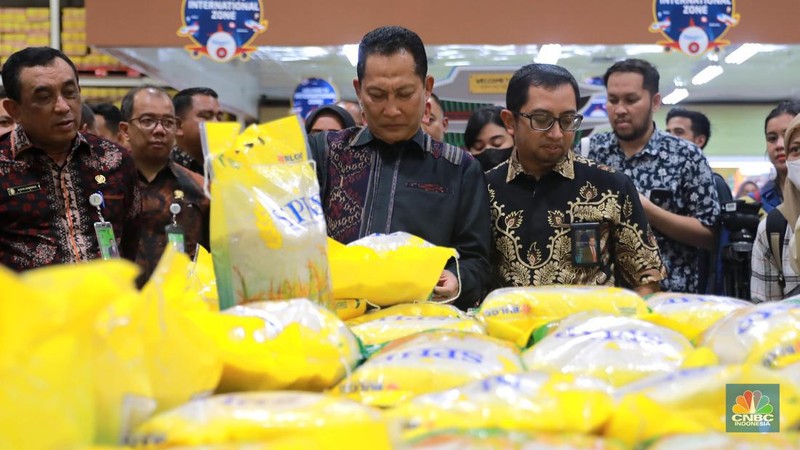 Direktur Utama Perum Bulog Budi Waseso bersama Kepala Badan Pangan Nasional Arief Prasetyo Adi meninjau  ketersediaan beras saat operasi pasar yang bernama Stabilisasi Pasokan dan Harga Pasar (SPHP)  di wholesale di kawasan Pasar Rebo, Jakarta, Jumat, (8/9). (CNBC Indonesia/Muhammad Sabki)