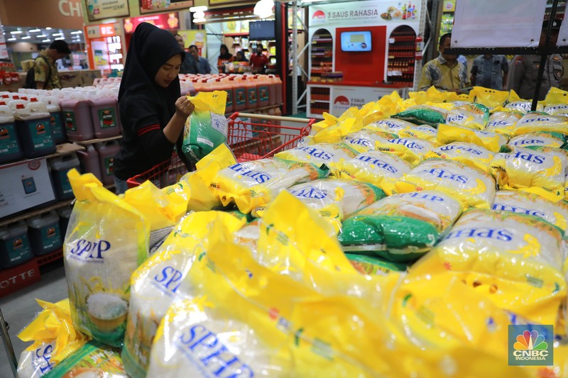 Direktur Utama Perum Bulog Budi Waseso bersama Kepala Badan Pangan Nasional Arief Prasetyo Adi meninjau ketersediaan beras saat operasi pasar yang bernama Stabilisasi Pasokan dan Harga Pasar (SPHP) di wholesale di kawasan Pasar Rebo, Jakarta, Jumat, (8/9). Direktur Utama Perum Bulog Budi Waseso bersama Kepala Badan Pangan Nasional Arief Prasetyo Adi meninjau ketersediaan beras saat operasi pasar yang bernama Stabilisasi Pasokan dan Harga Pasar (SPHP) di wholesale di kawasan Pasar Rebo, Jakarta, Jumat, (8/9). (CNBC Indonesia/Muhammad Sabki)