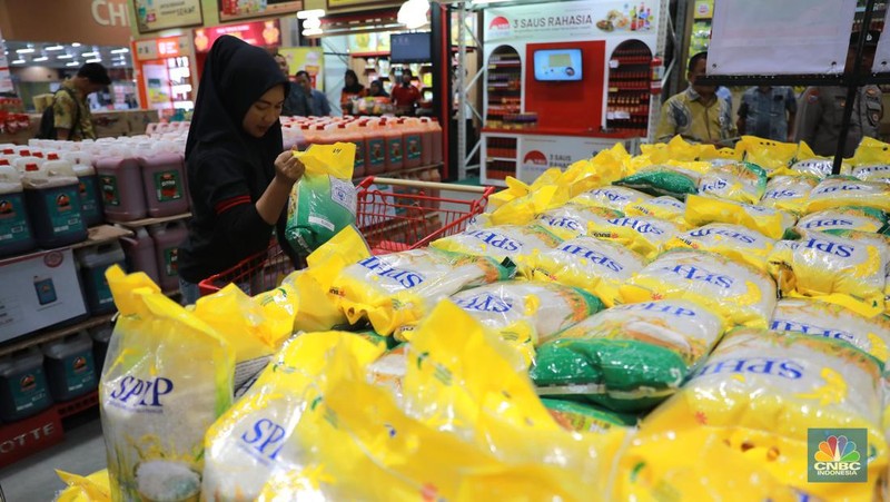 Direktur Utama Perum Bulog Budi Waseso bersama Kepala Badan Pangan Nasional Arief Prasetyo Adi meninjau  ketersediaan beras saat operasi pasar yang bernama Stabilisasi Pasokan dan Harga Pasar (SPHP)  di wholesale di kawasan Pasar Rebo, Jakarta, Jumat, (8/9). (CNBC Indonesia/Muhammad Sabki)