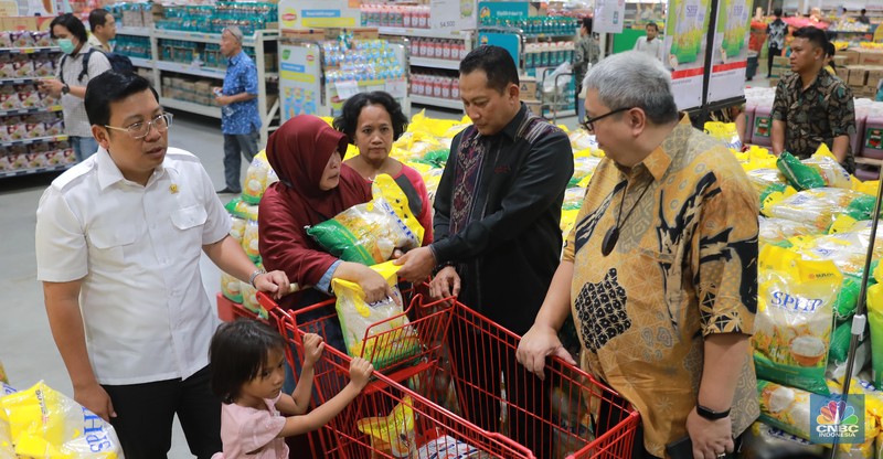 Direktur Utama Perum Bulog Budi Waseso bersama Kepala Badan Pangan Nasional Arief Prasetyo Adi meninjau ketersediaan beras saat operasi pasar yang bernama Stabilisasi Pasokan dan Harga Pasar (SPHP) di wholesale di kawasan Pasar Rebo, Jakarta, Jumat, (8/9). Direktur Utama Perum Bulog Budi Waseso bersama Kepala Badan Pangan Nasional Arief Prasetyo Adi meninjau ketersediaan beras saat operasi pasar yang bernama Stabilisasi Pasokan dan Harga Pasar (SPHP) di wholesale di kawasan Pasar Rebo, Jakarta, Jumat, (8/9). (CNBC Indonesia/Muhammad Sabki)