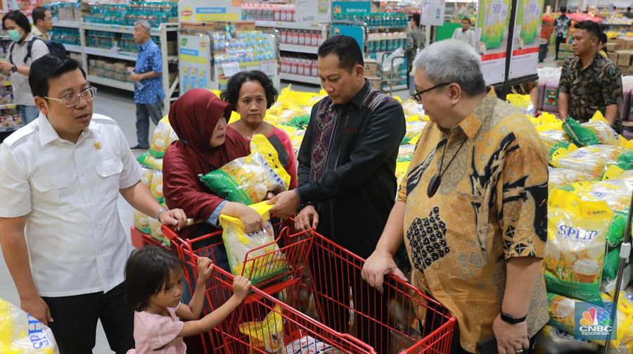 Direktur Utama Perum Bulog Budi Waseso bersama Kepala Badan Pangan Nasional Arief Prasetyo Adi meninjau  ketersediaan beras saat operasi pasar yang bernama Stabilisasi Pasokan dan Harga Pasar (SPHP)  di wholesale di kawasan Pasar Rebo, Jakarta, Jumat, (8/9). (CNBC Indonesia/Muhammad Sabki)