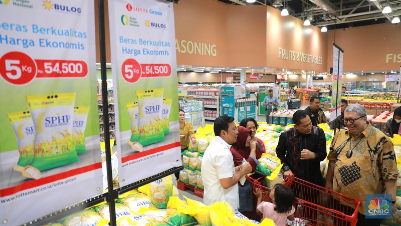 Direktur Utama Perum Bulog Budi Waseso bersama Kepala Badan Pangan Nasional Arief Prasetyo Adi meninjau ketersediaan beras saat operasi pasar yang bernama Stabilisasi Pasokan dan Harga Pasar (SPHP) di wholesale di kawasan Pasar Rebo, Jakarta, Jumat, (8/9). Direktur Utama Perum Bulog Budi Waseso bersama Kepala Badan Pangan Nasional Arief Prasetyo Adi meninjau ketersediaan beras saat operasi pasar yang bernama Stabilisasi Pasokan dan Harga Pasar (SPHP) di wholesale di kawasan Pasar Rebo, Jakarta, Jumat, (8/9). (CNBC Indonesia/Muhammad Sabki)