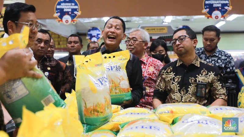 Direktur Utama Perum Bulog Budi Waseso bersama Kepala Badan Pangan Nasional Arief Prasetyo Adi meninjau ketersediaan beras saat operasi pasar yang bernama Stabilisasi Pasokan dan Harga Pasar (SPHP) di wholesale di kawasan Pasar Rebo, Jakarta, Jumat, (8/9). Direktur Utama Perum Bulog Budi Waseso bersama Kepala Badan Pangan Nasional Arief Prasetyo Adi meninjau ketersediaan beras saat operasi pasar yang bernama Stabilisasi Pasokan dan Harga Pasar (SPHP) di wholesale di kawasan Pasar Rebo, Jakarta, Jumat, (8/9). (CNBC Indonesia/Muhammad Sabki)