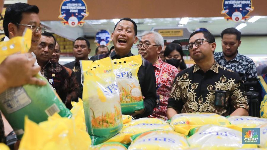 Direktur Utama Perum Bulog Budi Waseso bersama Kepala Badan Pangan Nasional Arief Prasetyo Adi meninjau  ketersediaan beras saat operasi pasar yang bernama Stabilisasi Pasokan dan Harga Pasar (SPHP)  di wholesale di kawasan Pasar Rebo, Jakarta, Jumat, (8/9). (CNBC Indonesia/Muhammad Sabki)
