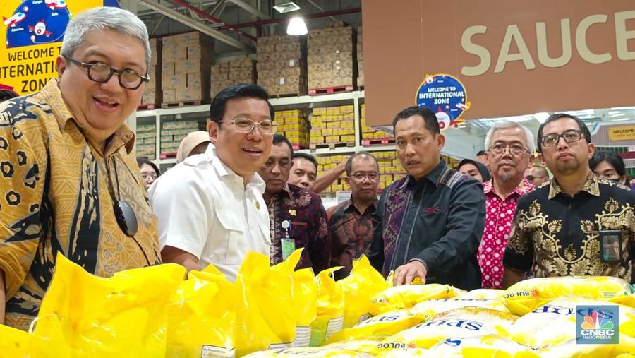 Dirut Bulog Budi Waseso pamer beras  SPHP di Lottemart Wholesale Pasar Rebo. (CNBC Indonesia/Martyasari Rizky)