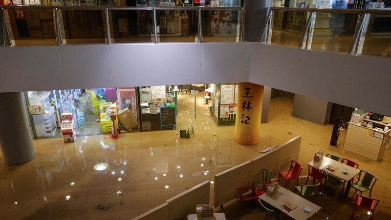 Hong Kong mengalami curah hujan tinggi hingga menyebabkan banjir bandang yang mengubah jalanan Hong Kong menjadi sungai deras. (REUTERS/Tyrone Siu)