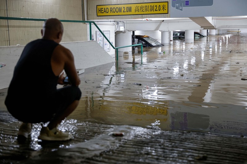 Hong Kong mengalami curah hujan tinggi hingga menyebabkan banjir bandang yang mengubah jalanan Hong Kong menjadi sungai deras. (REUTERS/Tyrone Siu) Hong Kong mengalami curah hujan tinggi hingga menyebabkan banjir bandang yang mengubah jalanan Hong Kong menjadi sungai deras. (REUTERS/Tyrone Siu)