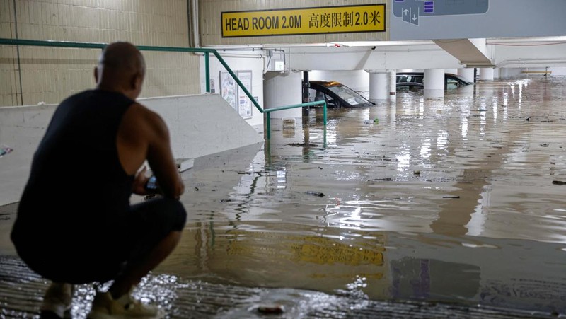 Hong Kong mengalami curah hujan tinggi hingga menyebabkan banjir bandang yang mengubah jalanan Hong Kong menjadi sungai deras. (REUTERS/Tyrone Siu)