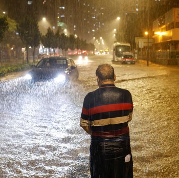 Potret Banjir Parah Terjang Hong Kong, Jalan-Mall Jadi Sungai