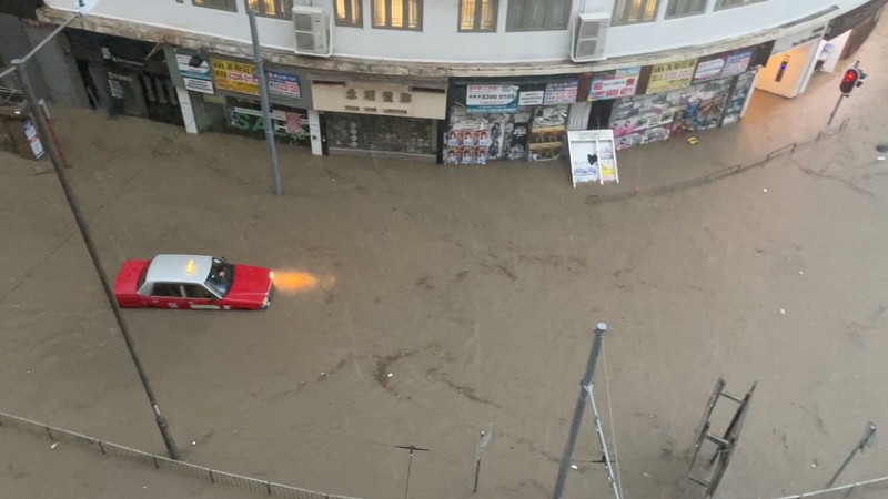 Hong Kong mengalami curah hujan tinggi hingga menyebabkan banjir bandang yang mengubah jalanan Hong Kong menjadi sungai deras. (REUTERS/Tyrone Siu) Hong Kong mengalami curah hujan tinggi hingga menyebabkan banjir bandang yang mengubah jalanan Hong Kong menjadi sungai deras. (REUTERS/Tyrone Siu)