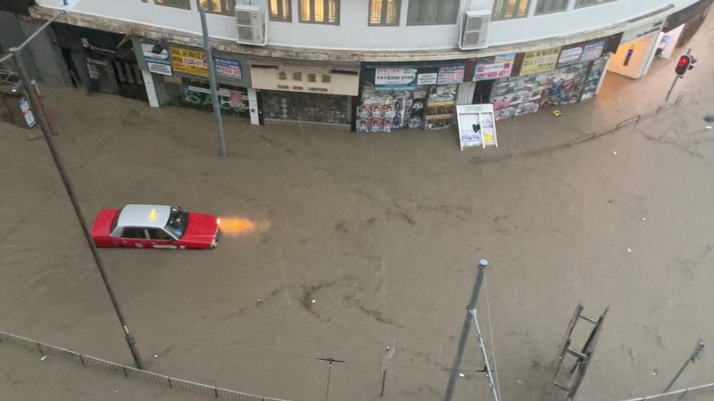 Hong Kong mengalami curah hujan tinggi hingga menyebabkan banjir bandang yang mengubah jalanan Hong Kong menjadi sungai deras. (REUTERS/Tyrone Siu)